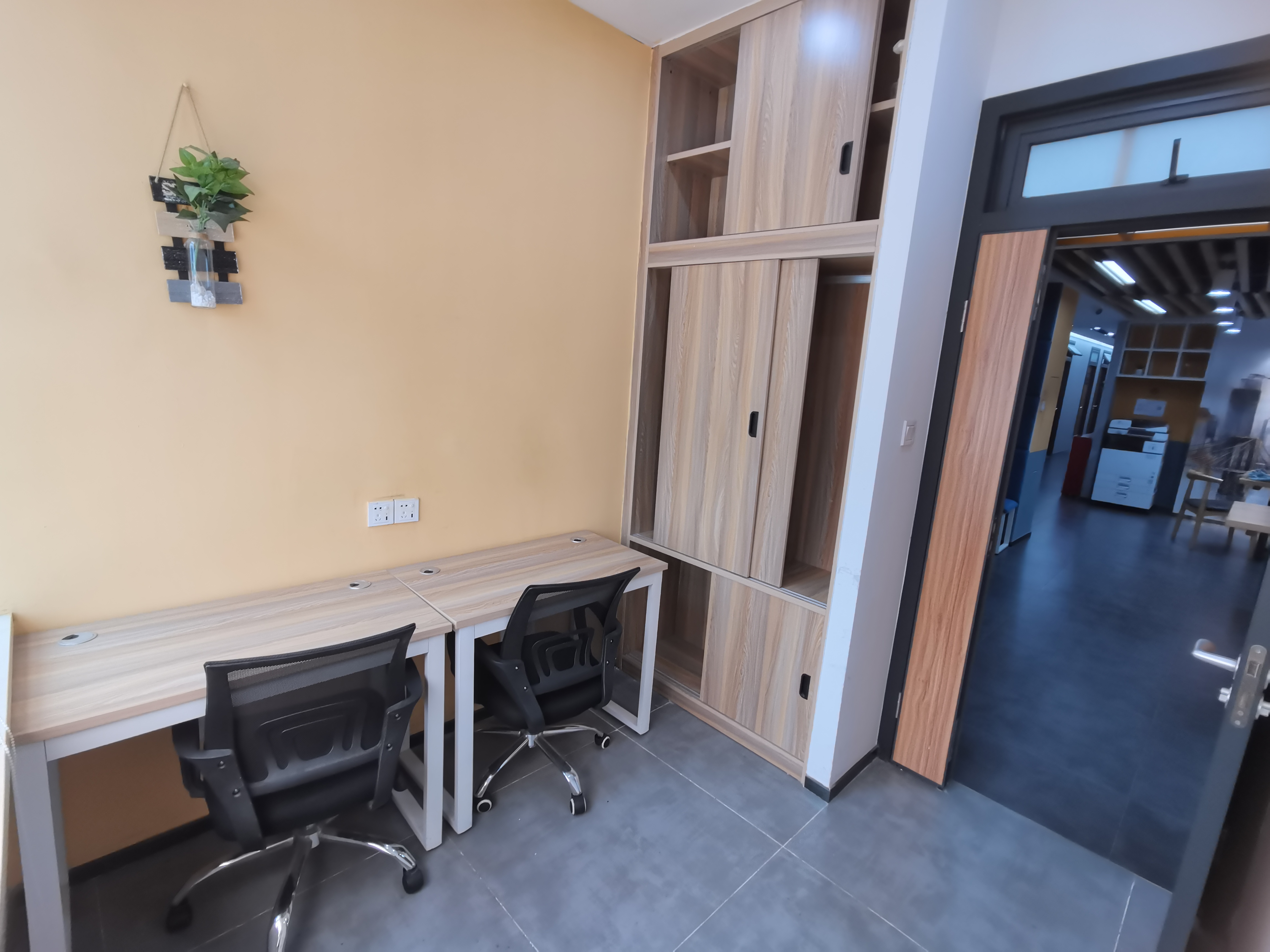 港隆城，新城广场小户型办公室合租，小型办公室挂靠，1080元全包