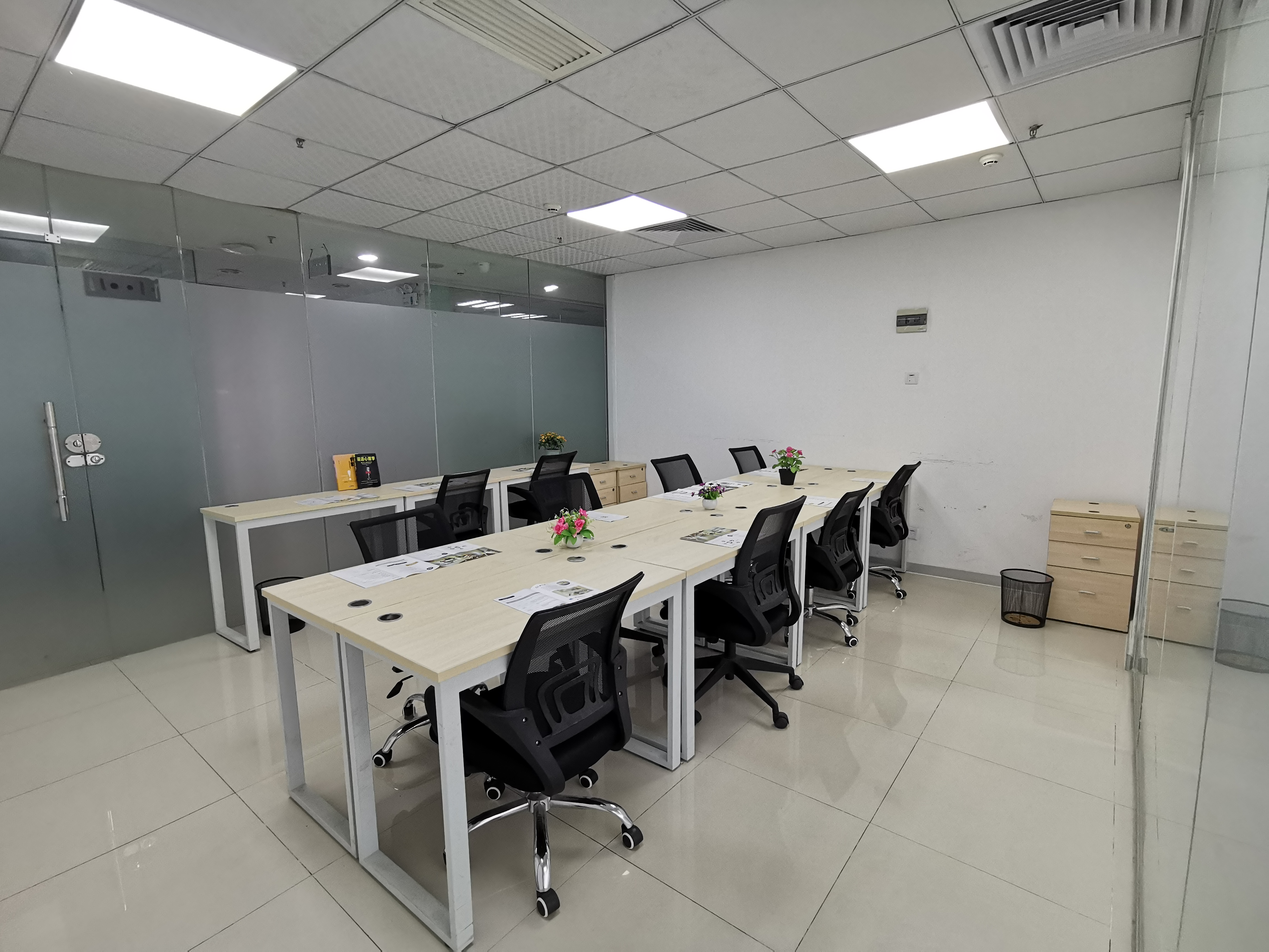 2-10人独立中小型创客办公室出租，地铁口物业可出红本凭证配合场地